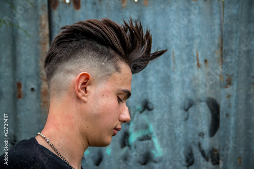 Foto Hombre joven con corte de cabello moderno