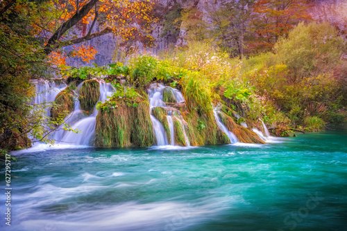 Wasserfall mit t  rkisblauem Wasser im Herbst