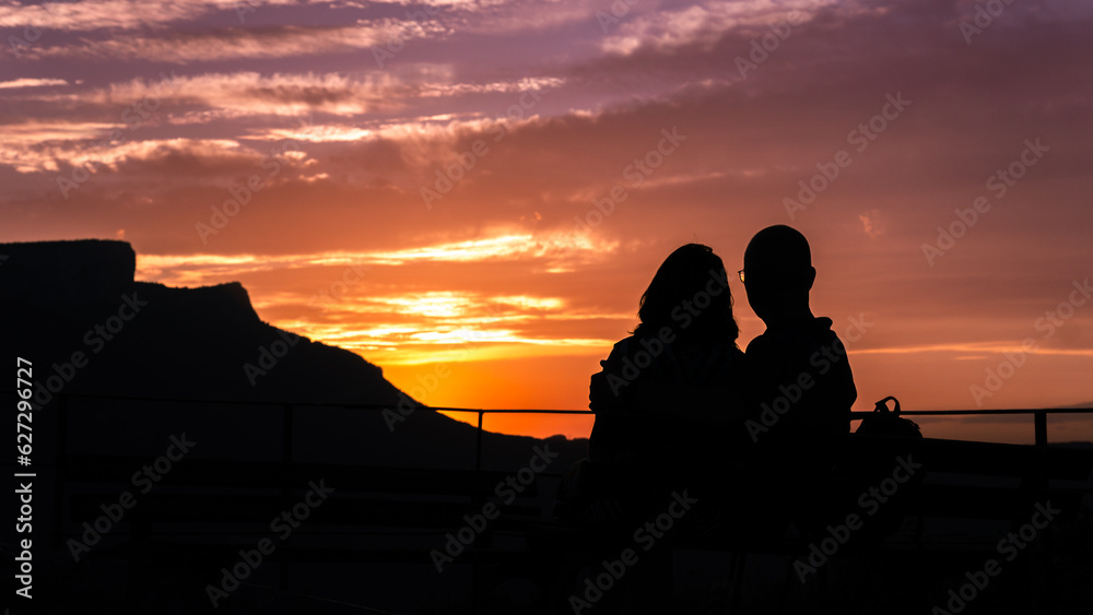 couple regardent le coucher de soelil