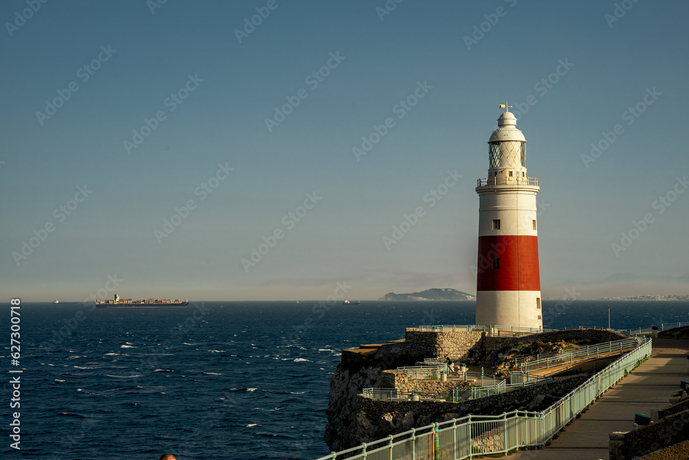 Latarnia morska Europa Point. Biało czerwony budynek latarni morskiej położony na południowym skraju Gibraltaru.