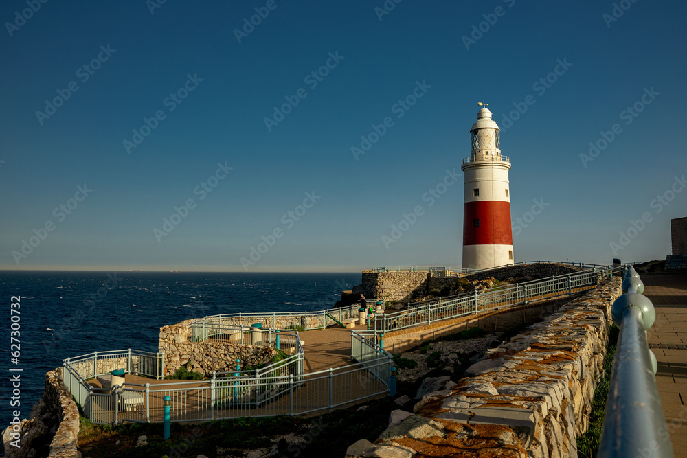 Latarnia morska Europa Point. Biało czerwony budynek latarni morskiej położony na południowym skraju Gibraltaru.