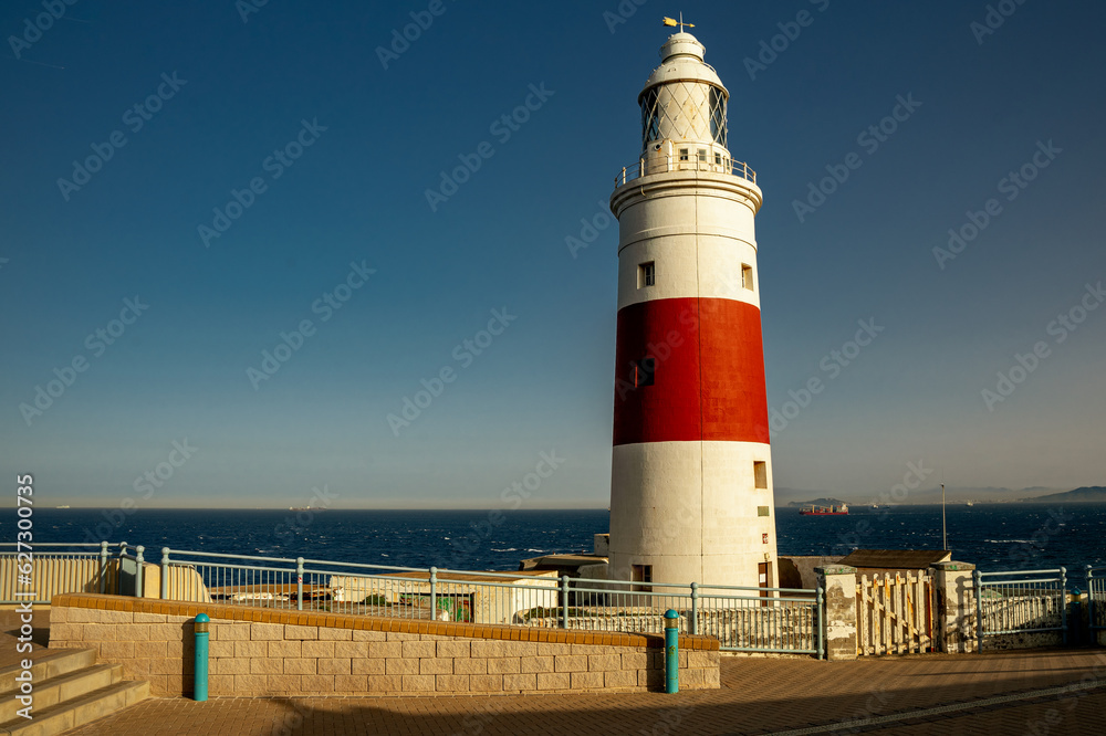 Latarnia morska Europa Point. Biało czerwony budynek latarni morskiej położony na południowym skraju Gibraltaru.
