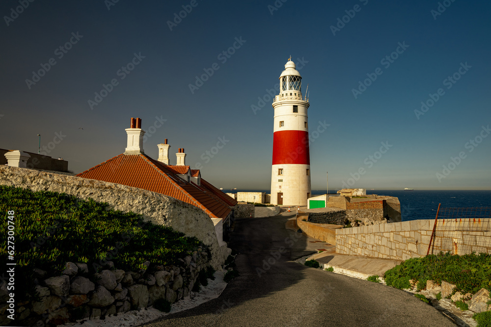 Latarnia morska Europa Point. Biało czerwony budynek latarni morskiej położony na południowym skraju Gibraltaru.
