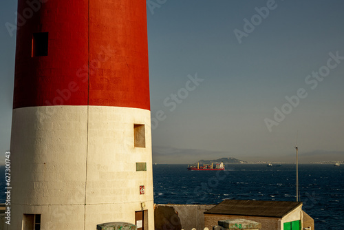 Obraz na płótnie Latarnia morska Europa Point. Biało czerwony budynek latarni morskiej położony na południowym skraju Gibraltaru. w salonie