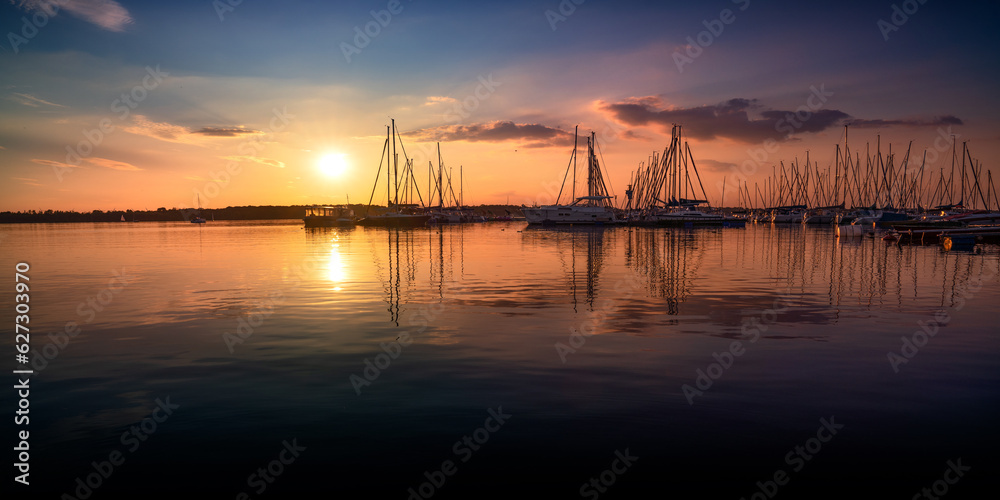 Segelboote zum Sonnenuntergang im Hafen