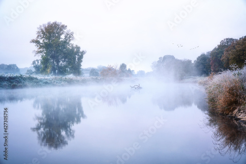 Fluss mit Nebel im Herbst