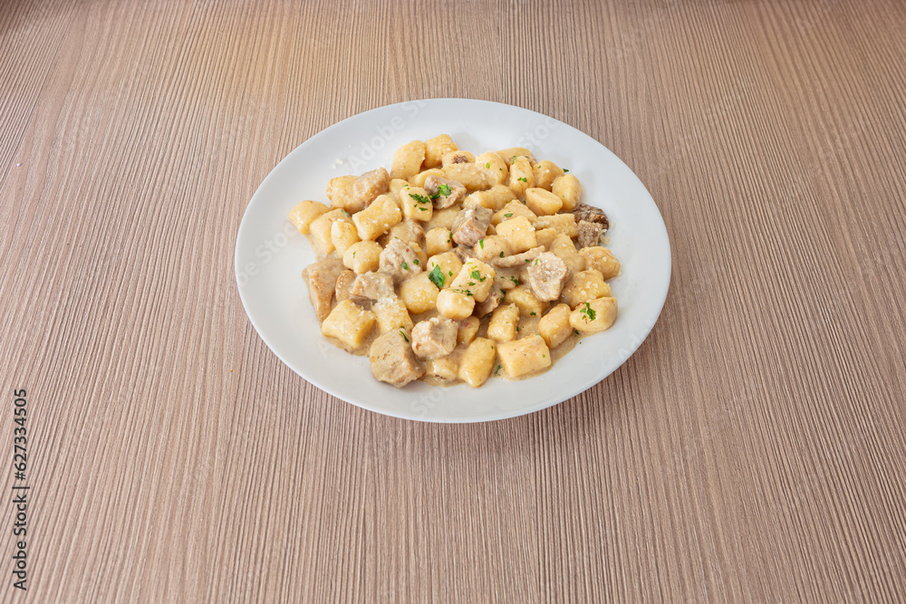 gnocchi, cucina, italiana, tipica, tradizione, prospettiva, tavolo, legno, grezzo, piatto, bianco, pulito, roma, italia, classica, mamma, nonna, fatto, in, casa, artigianale, trattoria, mangiare, sano gnocchi, cucina, italiana, tipica, tradizione, prospettiva, tavolo, legno, grezzo, piatto, bianco, pulito, roma, italia, classica, mamma, nonna, fatto, in, casa, artigianale, trattoria, mangiare, sano