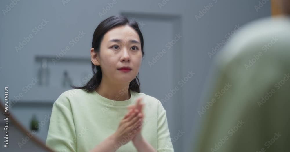 욕실에서 거울을 보며 수분 크림을 바르는 젊은 여성 욕실에서 거울을 보며 수분 크림을 바르는 젊은 여성