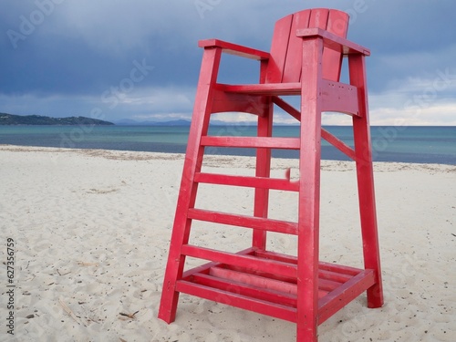 Roter Lifeguard Stuhl am Meeresstrand
