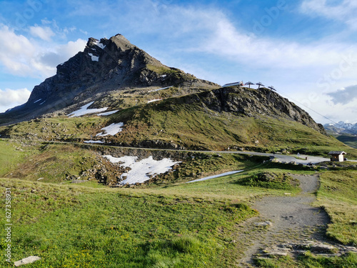 Sommet des Alpes fran  aises   vue imprenable sur la cr  te des Lessi  res  dans le massif de la Vanoise  Savoie  Auvergne-Rh  ne-Alpes  France