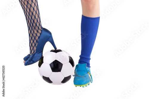 Fußballerin mit verschiedenen Schuhen und Ball auf weißen Hintergrund photo