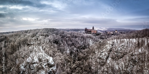 Książański Park Krajobrazowy zimą, w oddali zamek Książ.