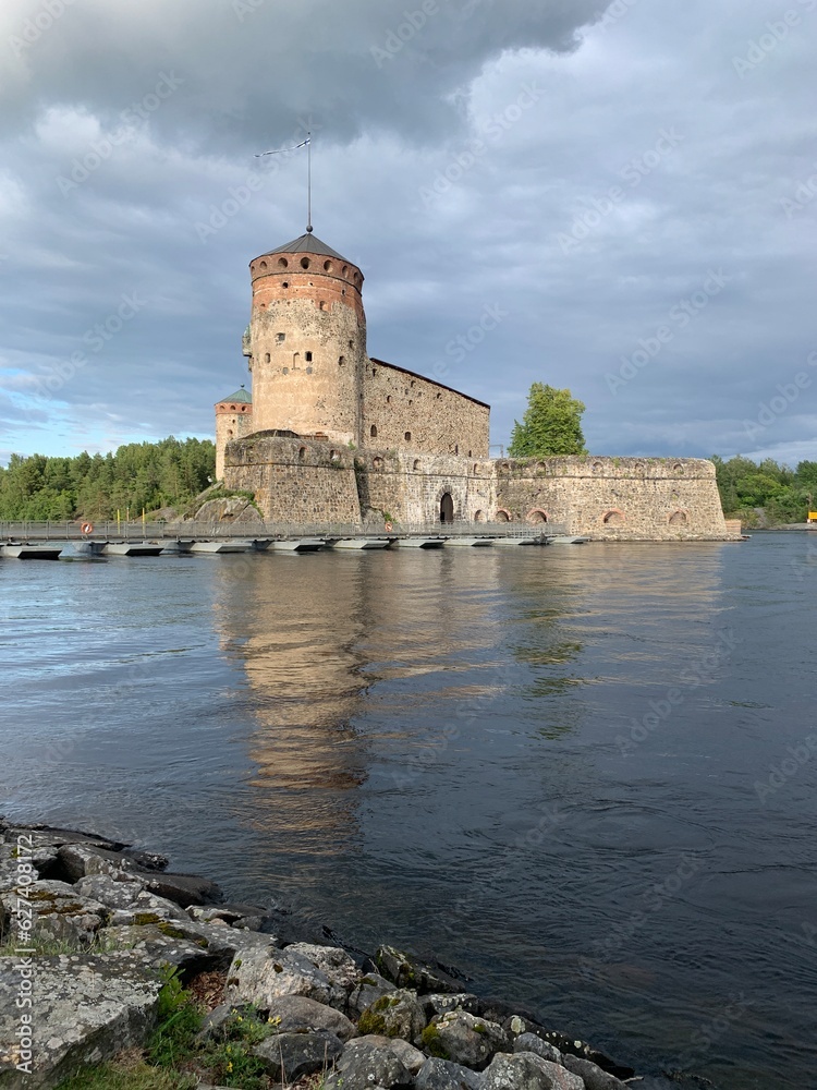 Burg Olavinlinna im See von Savonlinna - Saimaa- Seenplatte in Finnland