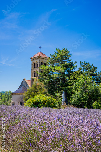   glise de Divajeu et champ de lavandes