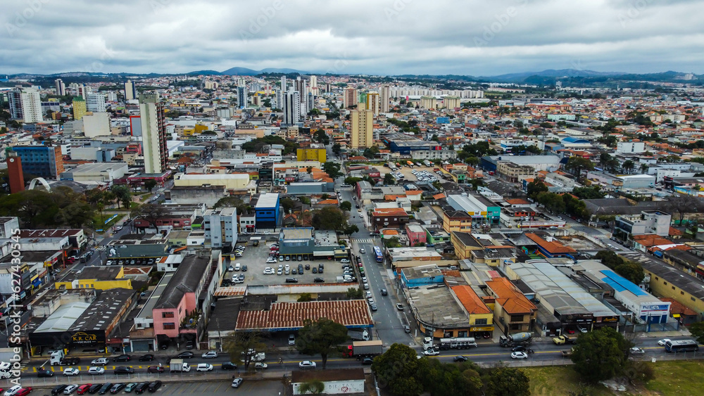 Visão aérea da cidade de Suzano em São Paulo captada do alto por um drone. 