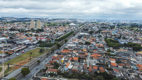 Visual aérea da cidade de Suzano em São Paulo captada do alto por um drone em 2023. 
