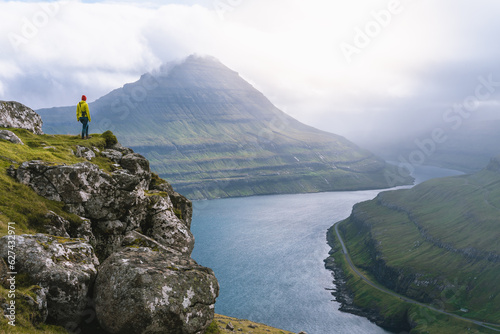 Blick auf die Fjordlandschaft auf den Färöer-Inseln