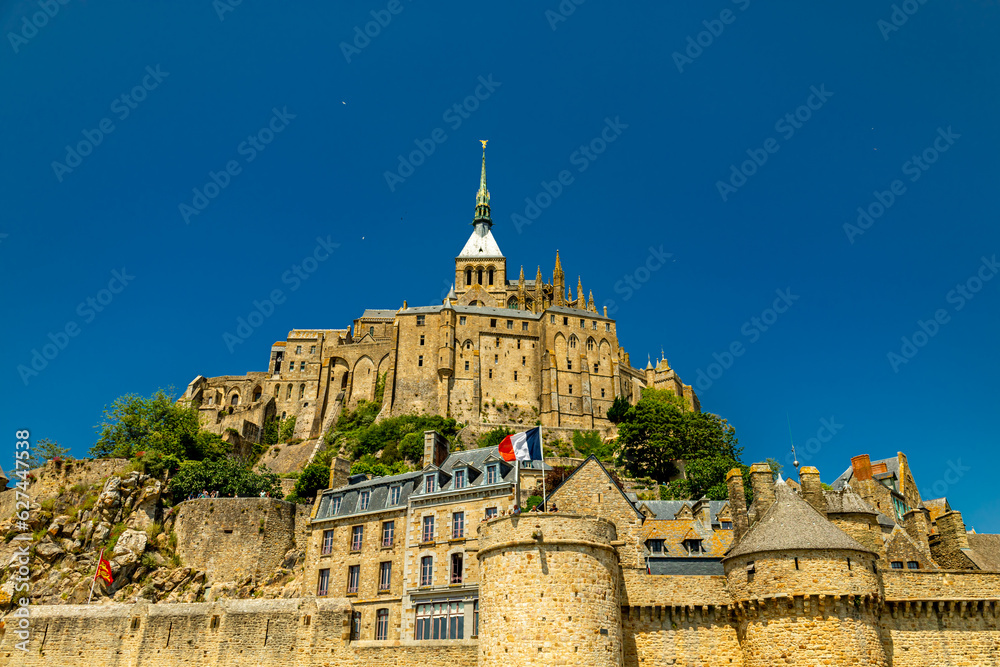 Obraz premium Abstecher zur Touristischen Attraktion in der Normandie - Le Mont-Saint-Michel - Frankreich