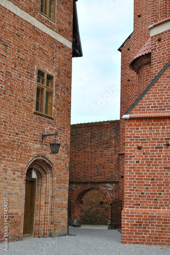 zdjęcie ceglanego wejścia do średniowiecznego zamku w Fromborku, Polska © Radosaw