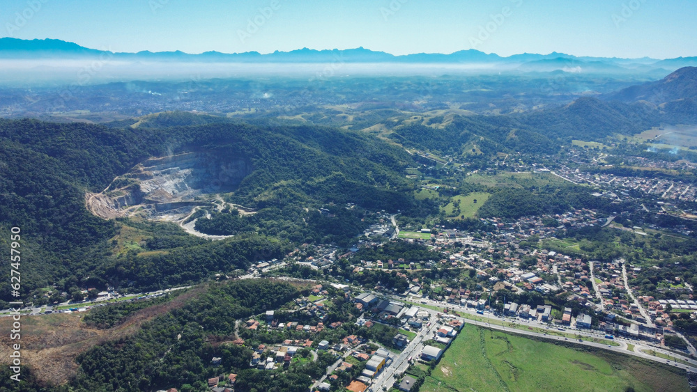Parte de Maricá com vista ao fundo à Região Serrana do Rio de Janeiro.