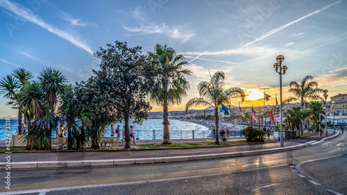 Coucher de soleil sur la promenade des anglais de Nice sur la Côte d'Azur © Bernard
