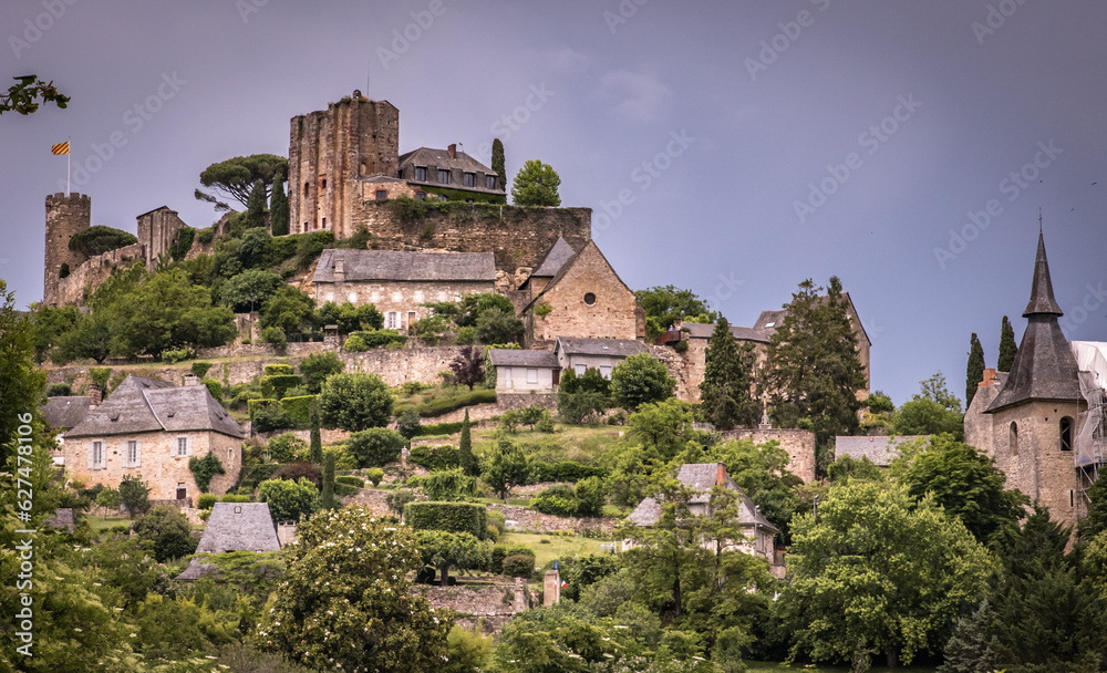 Turenne (Corrèze, France) - Vue de la cité médiévale sous un ciel nuageux et menaçant