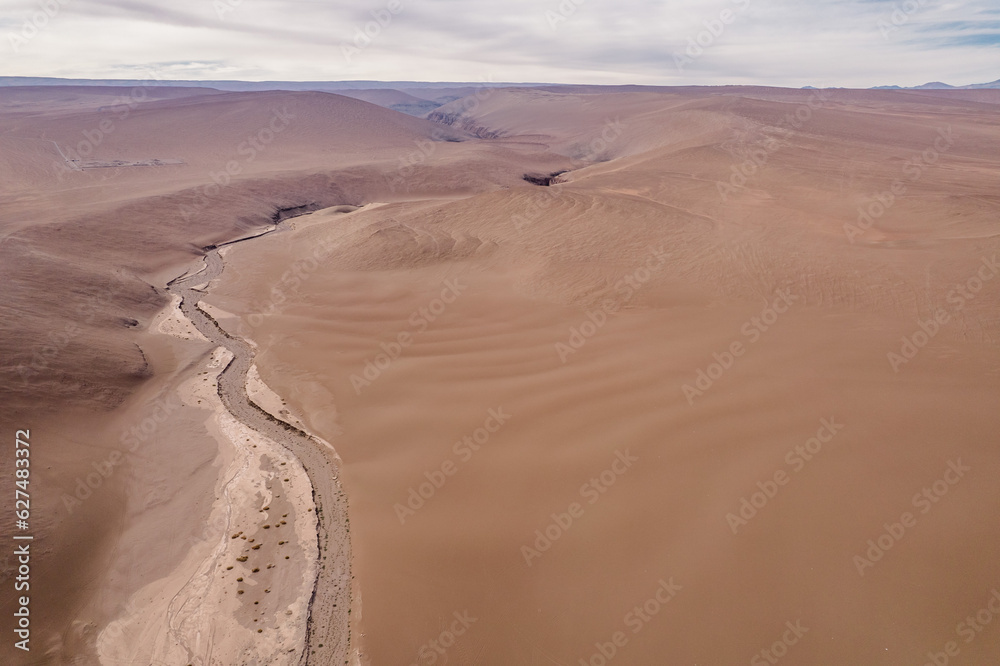 Vista aérea de dunas en la comuna de Pica, región de Tarapacá, Chile