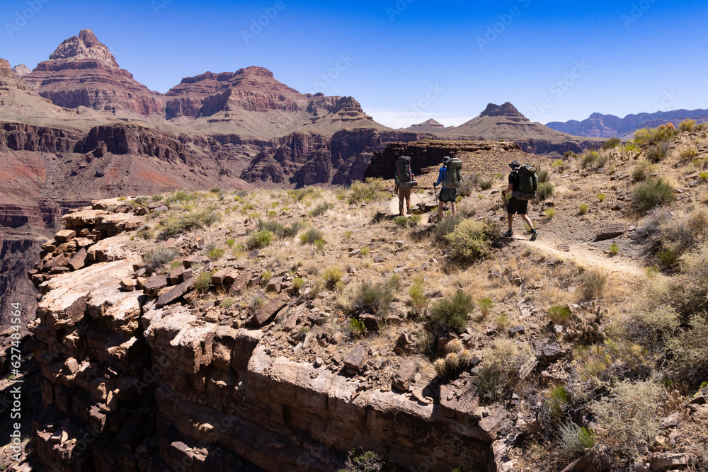 Fototapeta premium Hikers on the Grandview Trail amongst rugged Grand Canyon Scenery