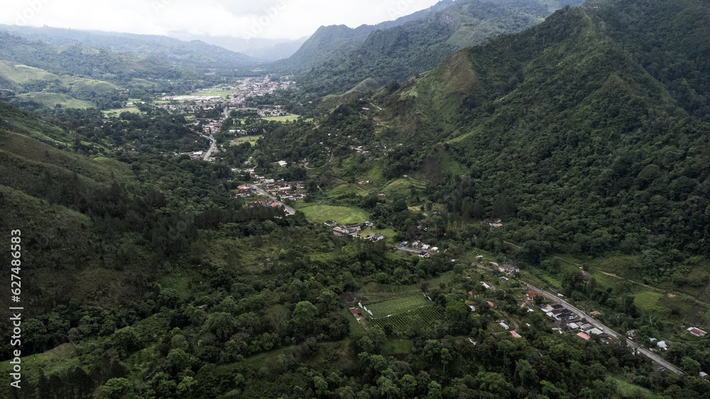 Naklejka premium Drone point of view videos of the mountain town of Caripe, Monagas State, Photos of mountains, lots of vegetation, crops, village hamlets, roads, inns