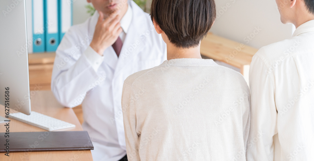 Obraz premium 医者と診察を受ける夫婦