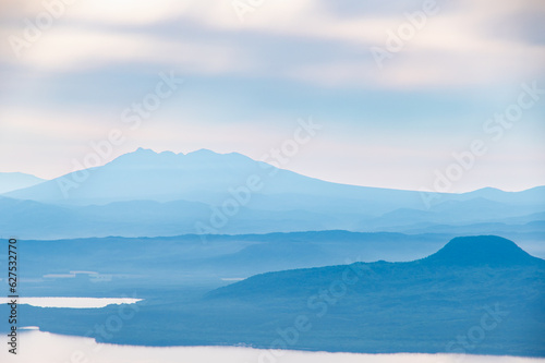 高所から眺める遠くの山のシルエット。 © Masa Tsuchiya