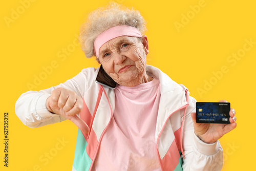Sporty senior woman with cr...