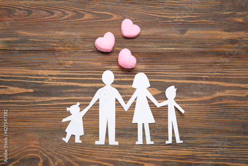Figures of family and heart...
