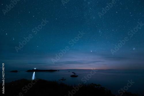 礼文島からサハリンの明かりが水平線に赤く見える © Seiichi Fukui