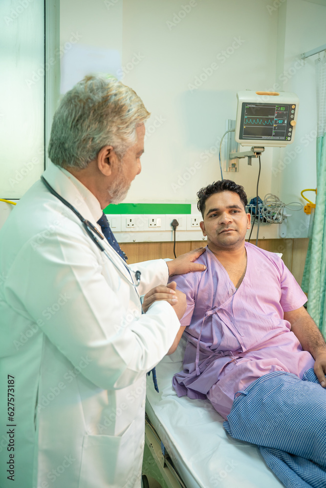 Obraz premium Doctor helping and support to patient while medical examination. trust and ethic concept.
