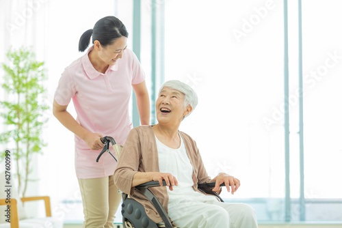 シニア女性と介護士