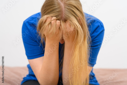 Kobieta wyrywającą włosy z głowy, złość 
