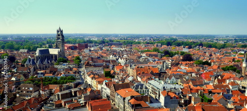 weiter Blick vom Belfort Turm auf schöne Stadt Brügge in Belgien unter blauem Himmel