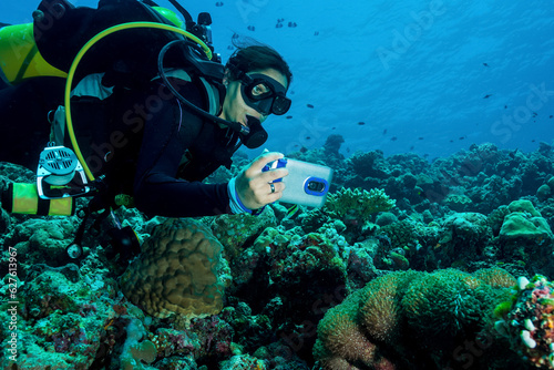 фотографія Scuba Diver doing Underwater Photography with iPhone