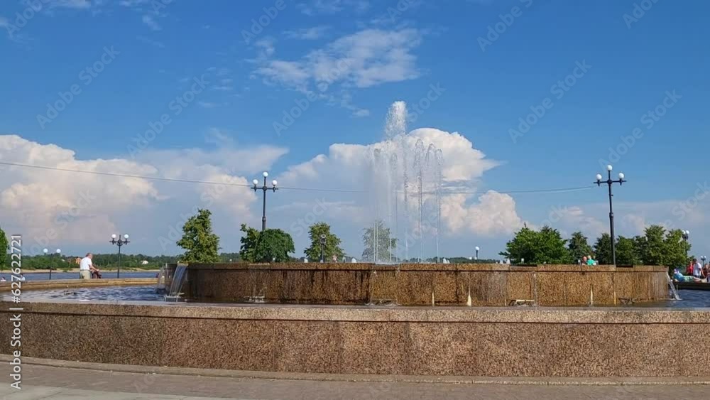 Water jets from the fountain. City fountain. Water pressure. How to survive the heat. Hot summer in the city Water jets from the fountain. City fountain. Water pressure. How to survive the heat. Hot summer in the city