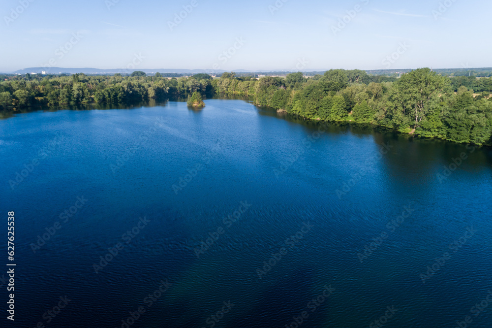 Luftaufnahme von einem kleinen See mit Strandbereich in Deutschland