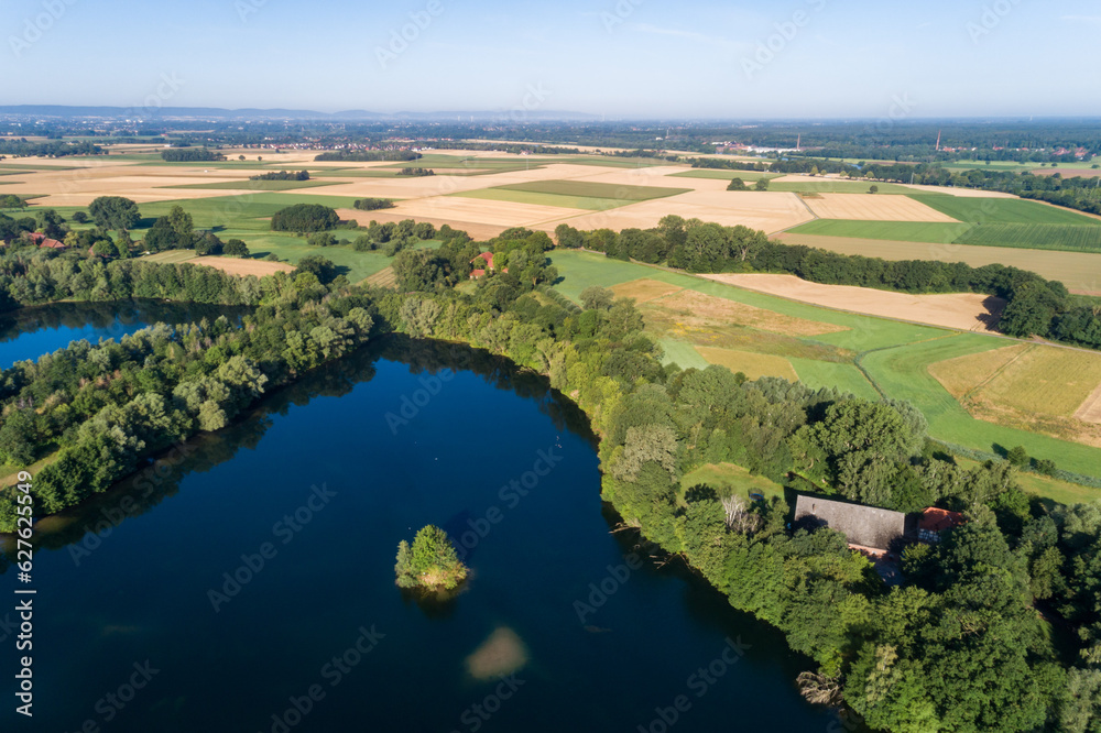 Luftaufnahme von einem kleinen See mit Strandbereich in Deutschland