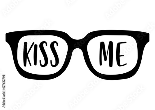 Logo del día de San Valentín. Silueta aislada de gafas de sol con letras palabra kiss me en texto manuscrito para su uso en invitaciones y tarjetas