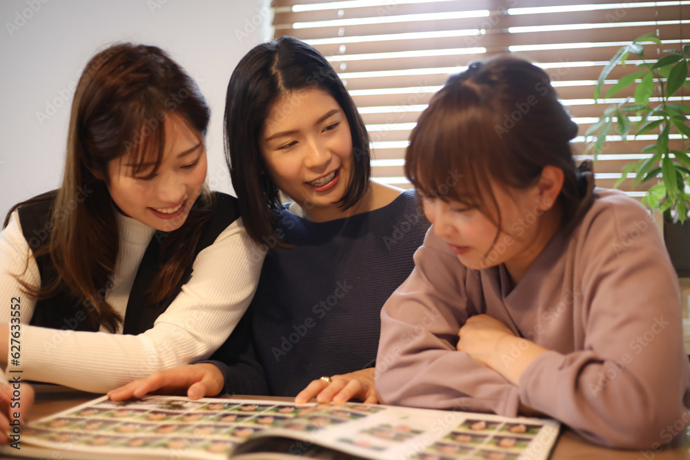 卒業アルバムを見る女性