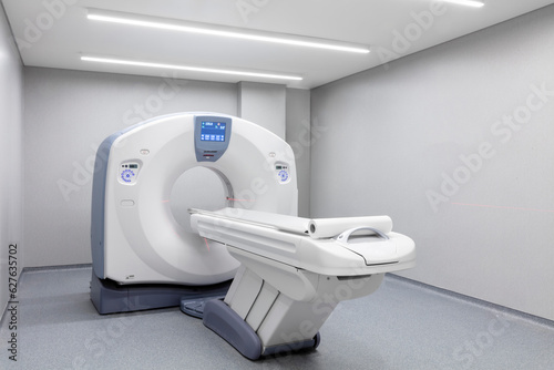Foto Medical CT or MRI or PET Scan Standing in the Modern Hospital Laboratory