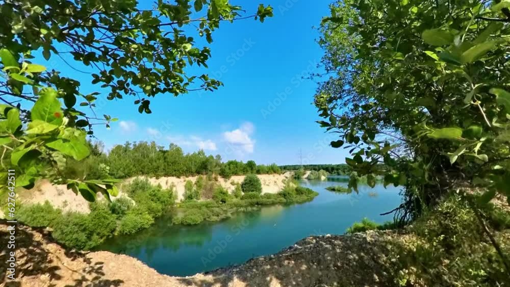idyllischer Bergsee, türkisenes klares Wasser, Steinbruch, Biotop