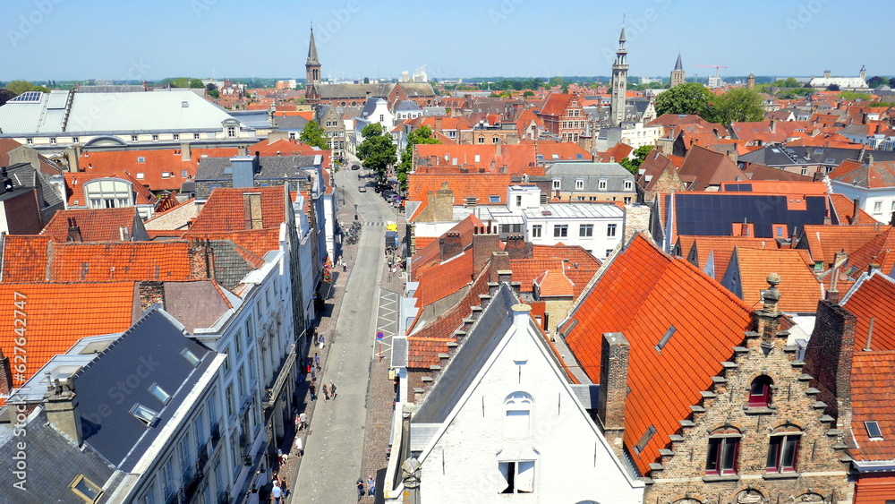 Obraz premium weiter Blick vom Museumsturm in Brügge auf Stadt mit Straße, alten Häusern und Menschen