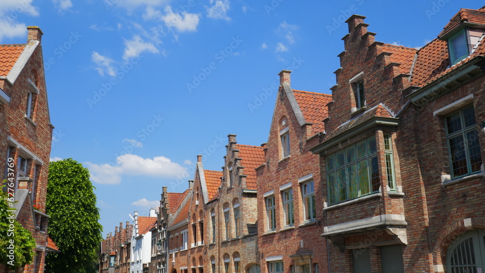 schöne mittelalterliche  Backsteinhäuser mit Stufengiebeln in Brügge unter blauem Himmel