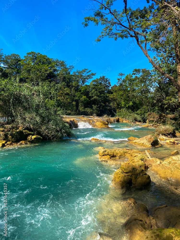 Obraz premium Chute d'eau turquoise au Mexique, région de Chilòn