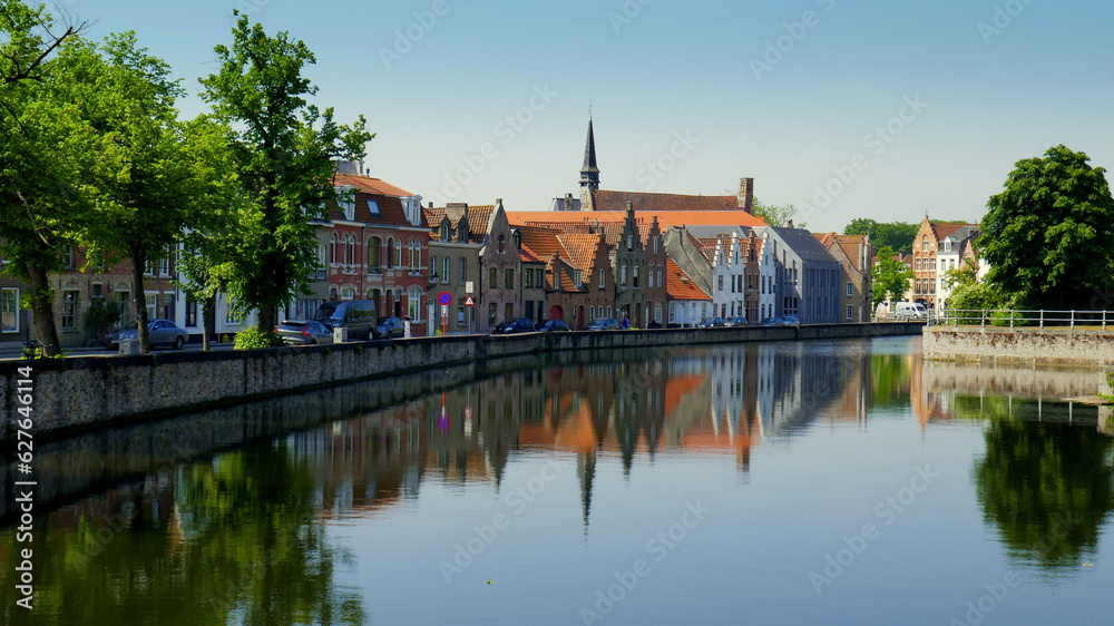 Obraz premium romantischer See in Brügge in Belgien umgeben von Häusern und Bäumen mit Spiegelung im Wasser